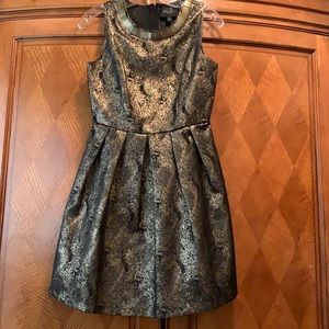 Shimmer at your next party in this Romeo & Juliet cocktail dress.